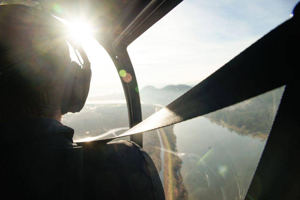 Ilustrasi penumpang helikopter mengenakan sabuk pengaman (unsplash.com/cwmonty)