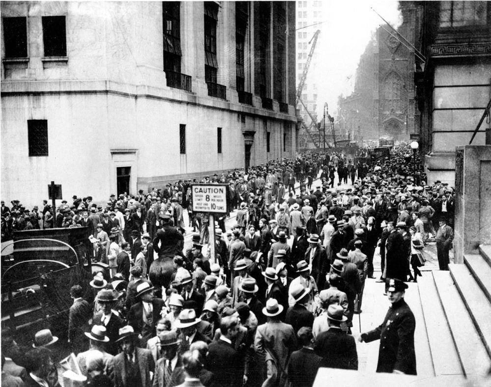 foto kerumunan kerumunan orang di distrik Wall Street (commons.wikimedia.org/Associated Press)