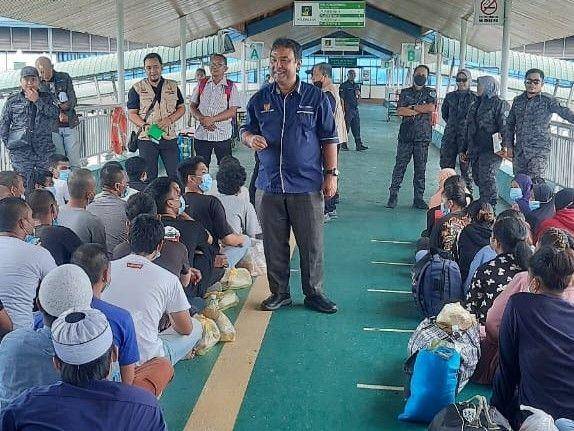 92 WNI/PMI bermasalah dipulangkan ke Indonesia dari Tawau, Malaysia. (dok. KRI Tawau)
