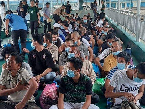 92 WNI/PMI bermasalah dipulangkan ke Indonesia dari Tawau, Malaysia. (dok. KRI Tawau)