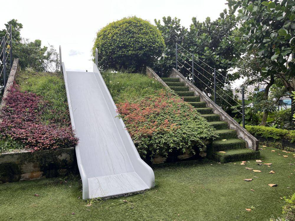 Masih di Rooftop Garden, terdapat perosotan yang bisa dicoba. (IDN Times/Nena Zakiah)