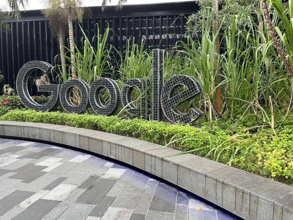 Logo Google di Rooftop Garden juga menjadi spot foto wajib. (IDN Times/Nena Zakiah)
