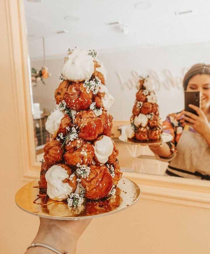Croquembouche (instagram.com/marietherese.croquemboucherie)