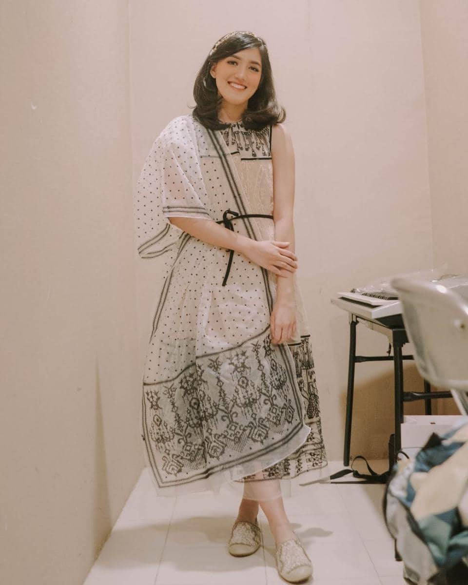 Dress asimetris ala Ify Alyssa (instagram.com/ifyalyssa)