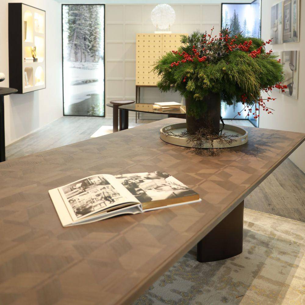 Sejumlah koleksi furnitur Saniharto Enggalhardjo seperti meja kayu yang futuristik seperti ini dipamerkan dalam rangka menyambut Natal 2022. (IDN Times/Dok Humas Saniharto Enggalhardjo)