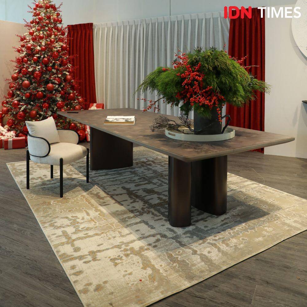 Satu set kursi dan meja berukuran besar jadi keunggulan dari produk furnitur Saniharto Enggalhardjo. (IDN Times/Dok Humas Saniharto Enggalhardjo)