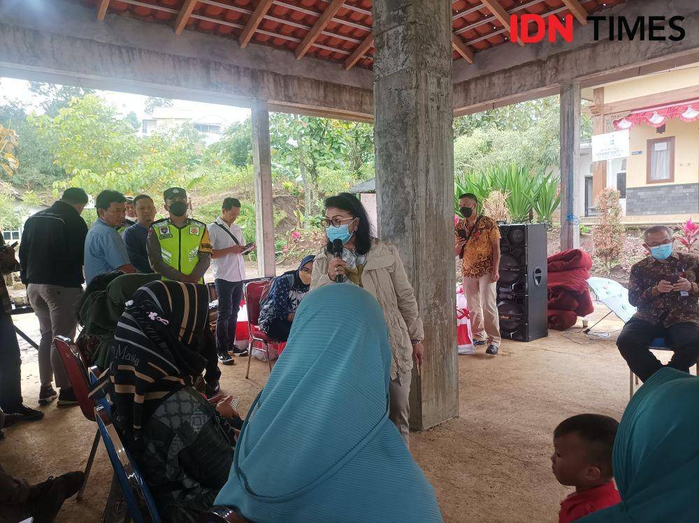 Deputi bidang Koordinasi Peningkatan Kualitas Anak, Perempuan dan Pemuda Kemenko PMK Femmy di Desa Selorejo/IDN Times Dini Suciatiningrum