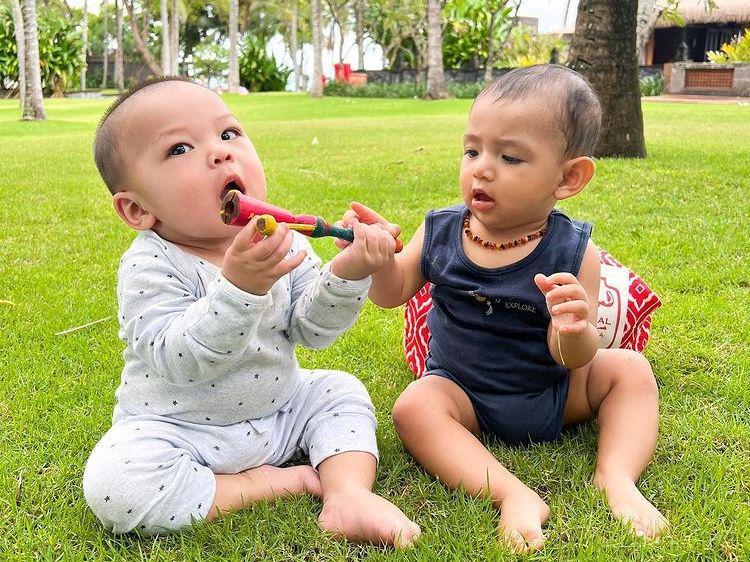 10 Potret Baby Don dan Baby Izz saat Main Bareng, Berebut Mainan!