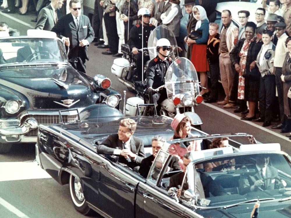 foto John F. Kennedy dan rombongan sebelum penembakan terjadi (commons.wikimedia.org/Walt Cisco, Dallas Morning News)