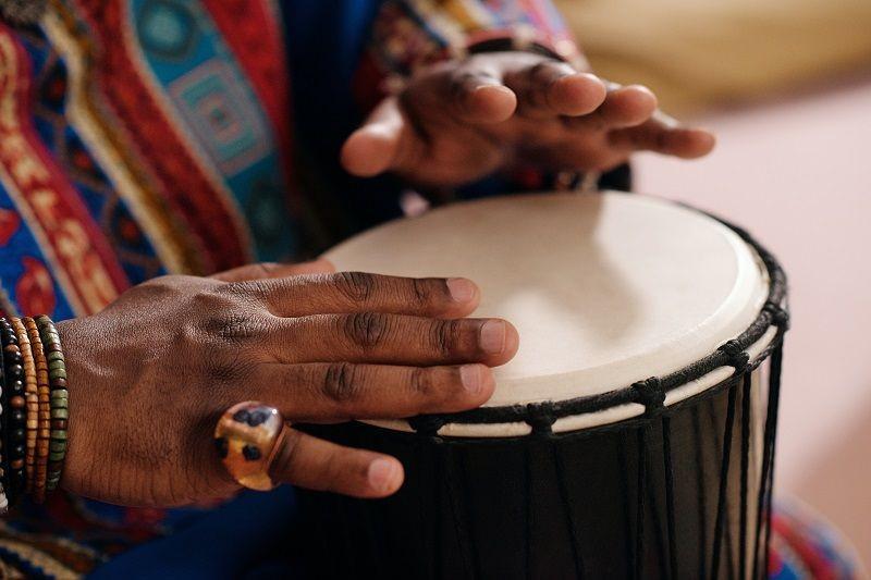 7 Contoh Alat Musik Membranofon, dari Tradisional hingga Modern