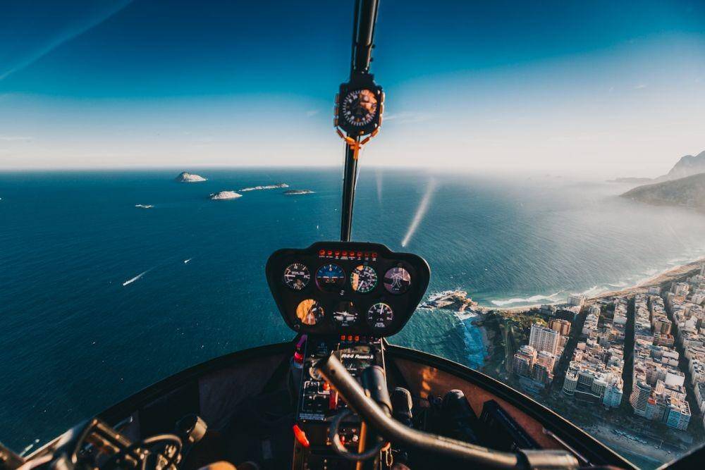 Ilustrasi cuaca cerah saat naik helikopter (pexels.com/Matheus Bertelli)