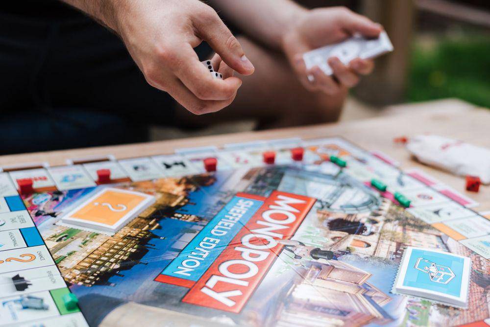 ilustrasi permainan monopoli (pexels.com/Anete Lusina)