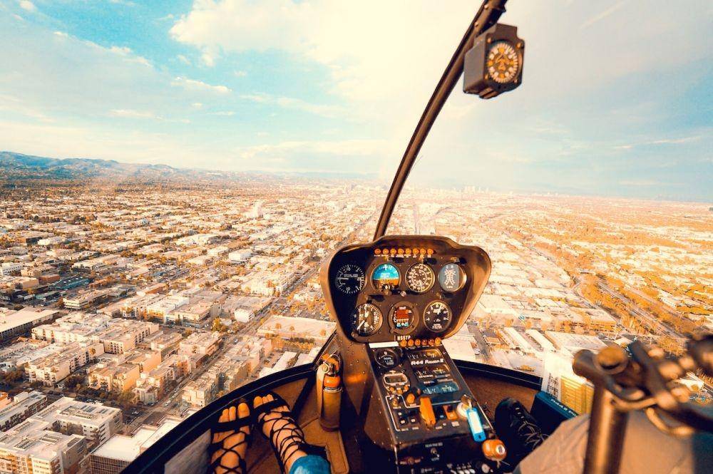 Ilustrasi pemandangan kota dari atas helikopter (pexels.com/Sasha Lopyrev)
