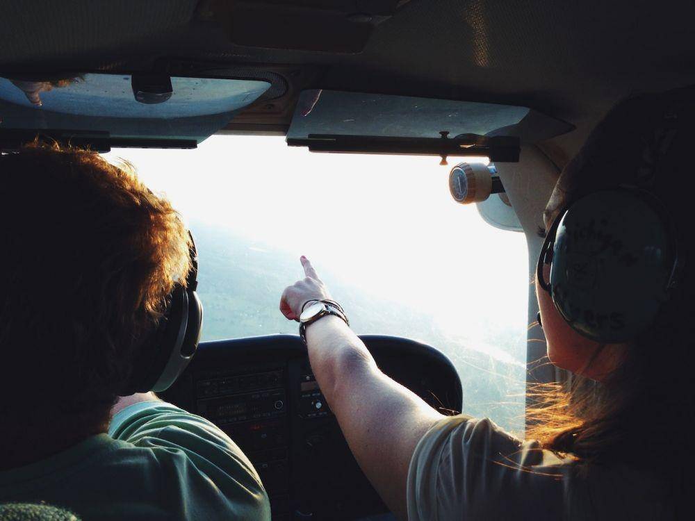 Ilustrasi naik helikopter dengan teman (pexels.com/snapwire)