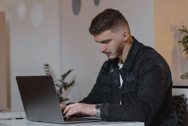 ilustrasi workaholic (pexels.com/Tima Miroshnichenko)