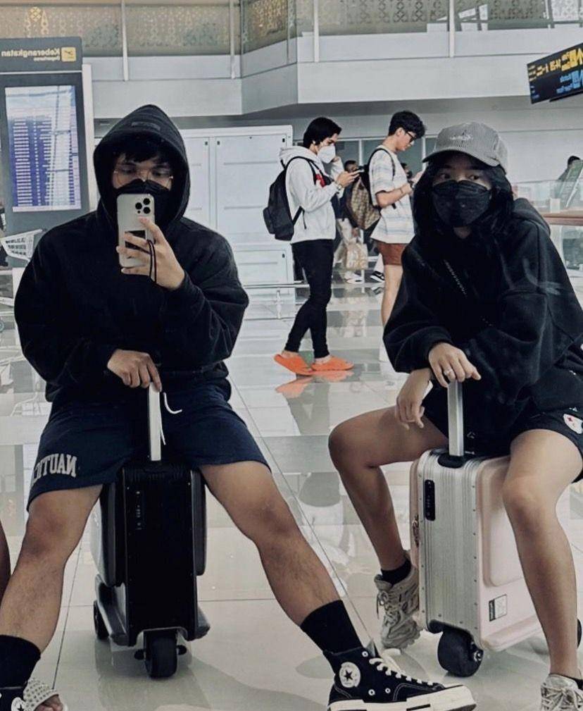 potret Fuji dan Thoriq di bandara (instagram.com/fuji_an)