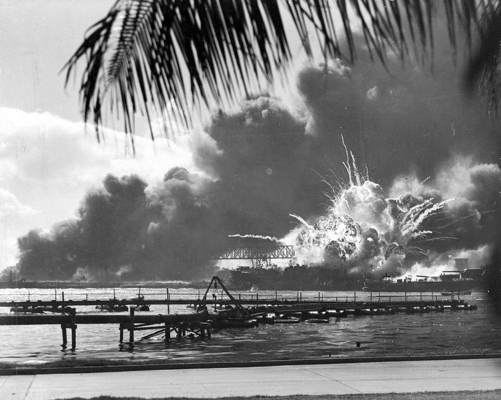 gambar serangan Jepang di Pearl Harbor dan USS Shaw meledak (commons.wikimedia.org/Unknown navy photographer)