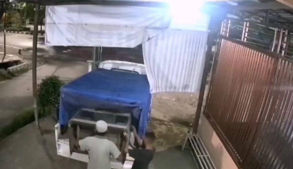 Tangkapan layar CCTV saat pelaku pencurian di Gowa beraksi. (Istimewa)