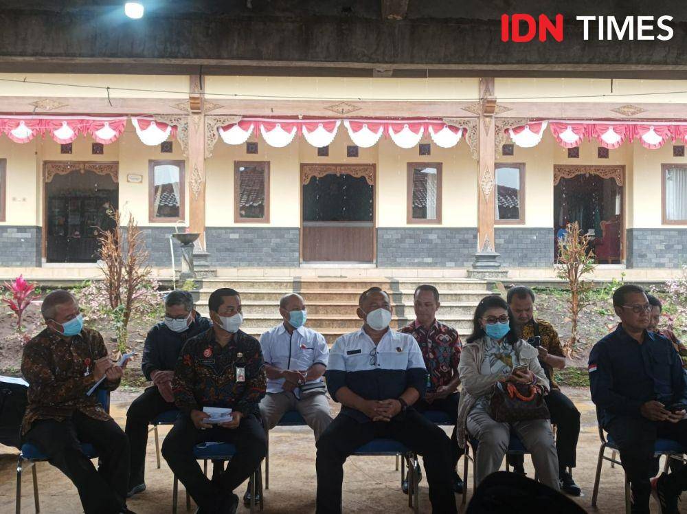 Kunjung Para Deputi Kemenko PMK Ke Desa Selorejo, Kabupaten Malang, Jawa Timur Jumat (16/12/2022). (IDN Times/Dini Suciatiningrum)