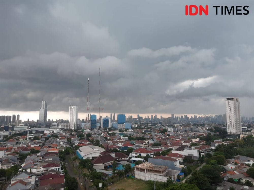 ilustrasi langit mendung (IDN Times/Anata)