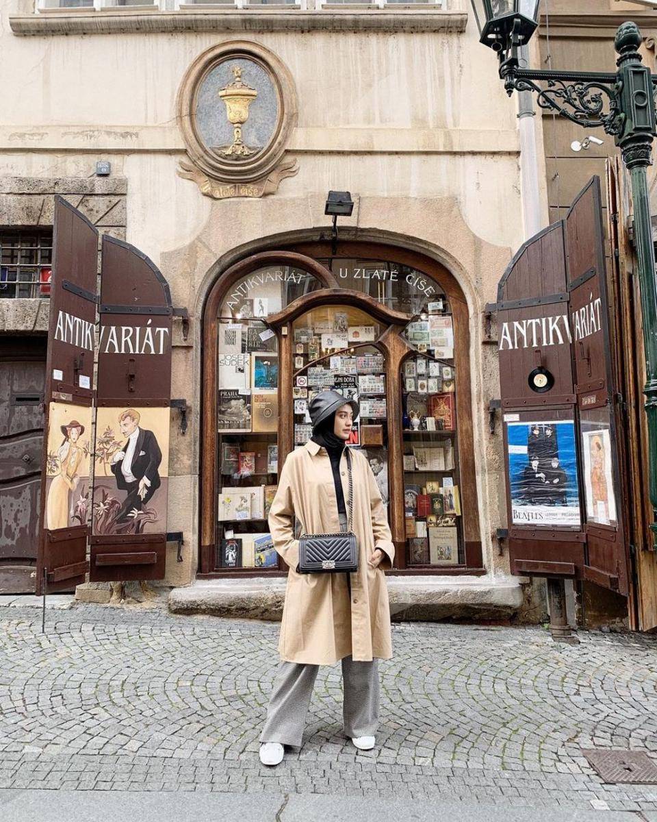 OOTD liburan ke luar negeri ala Helmi Nursifah (instagram.com/helminursifah)
