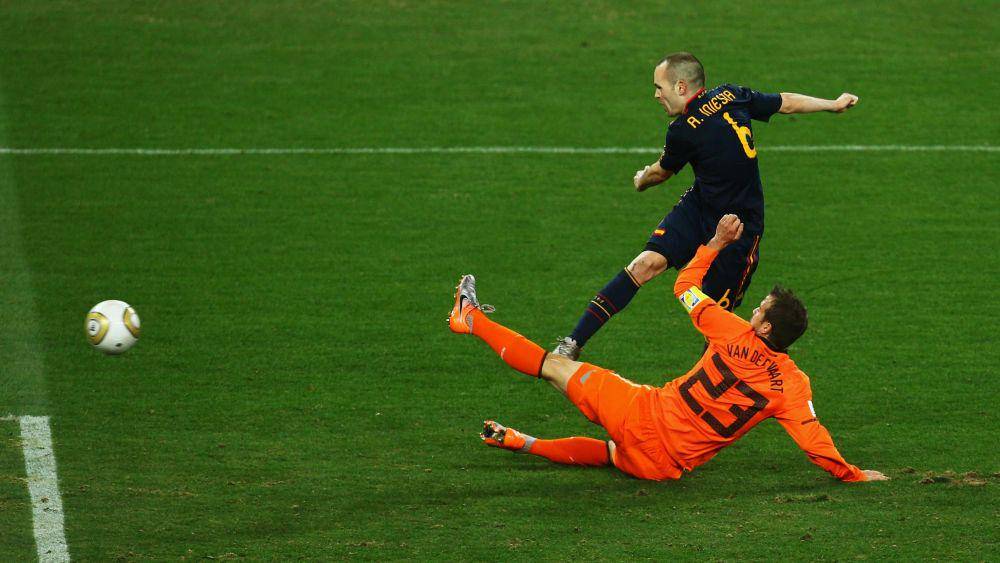 Andres Iniesta menjebol gawang Belanda pada final Piala Dunia 2010. (fifa.com)
