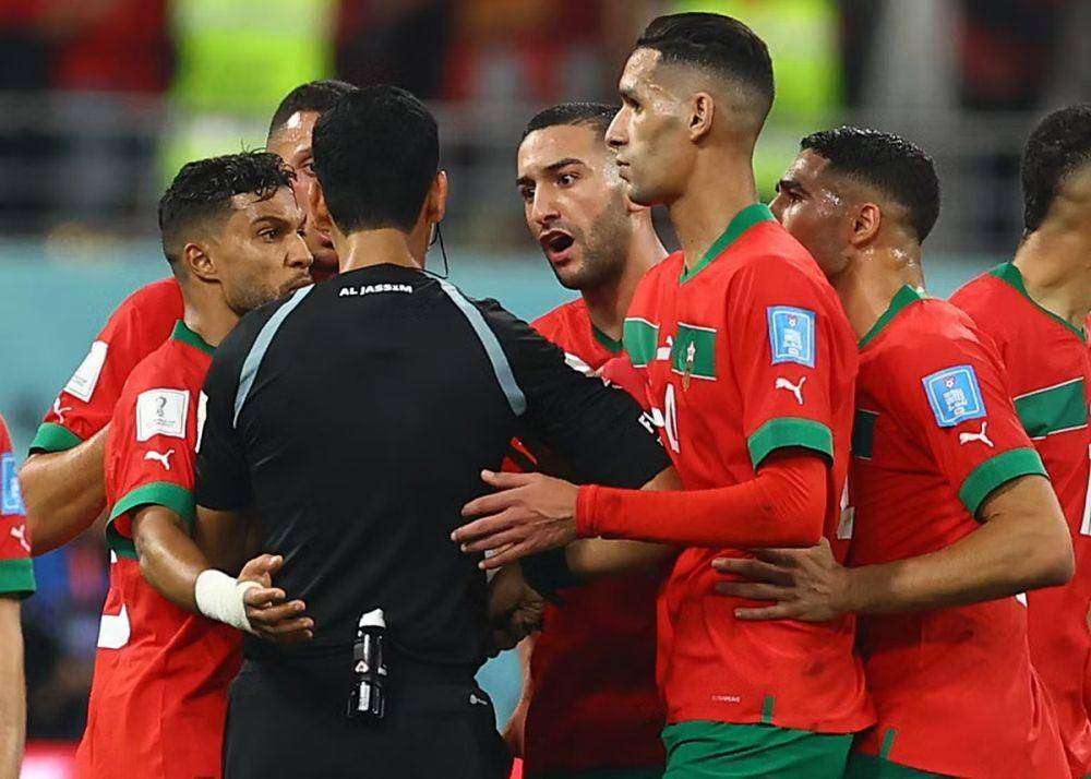 Pemain Maroko melancarkan protes ke wasit usai kalah dari Kroasia di laga perebutan tempat ketiga Piala Dunia 2022. (independent.co.uk).