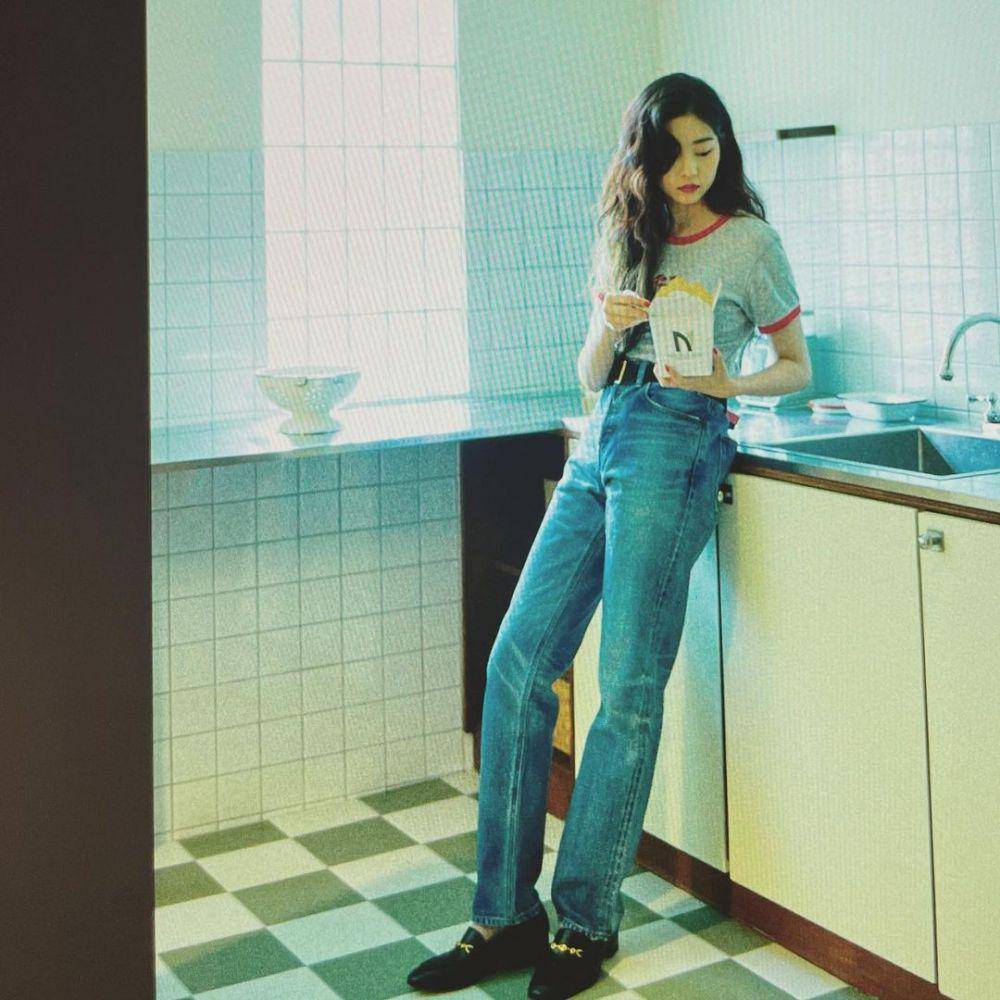 Mix and match denim ala Kim Minju (instagram.com/minn.__.ju)
