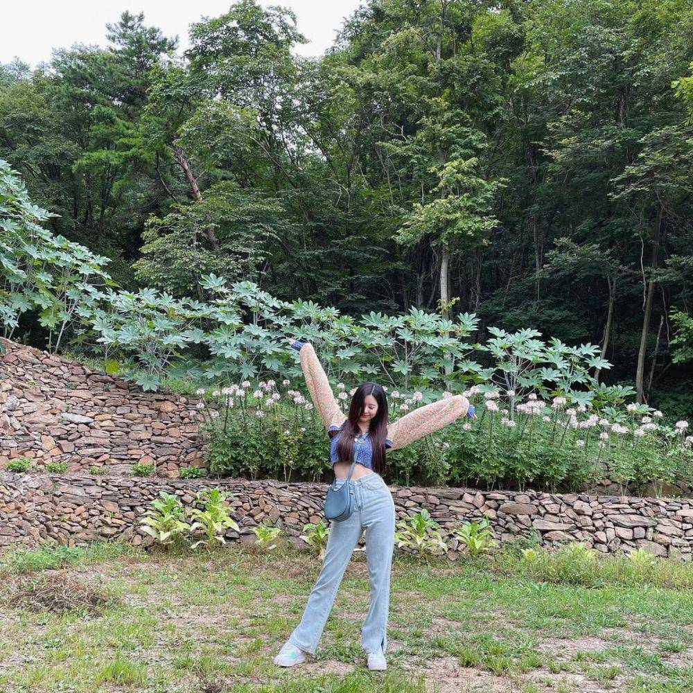 Mix and match denim ala Kim Minju (instagram.com/minn.__.ju)