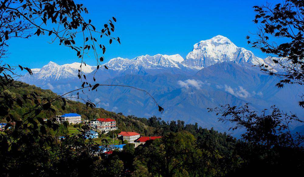 panorama keindahan Gunung Dhaulagiri dilihat dari kejauhan (commons.wikimedia.org/Nrik kiran)