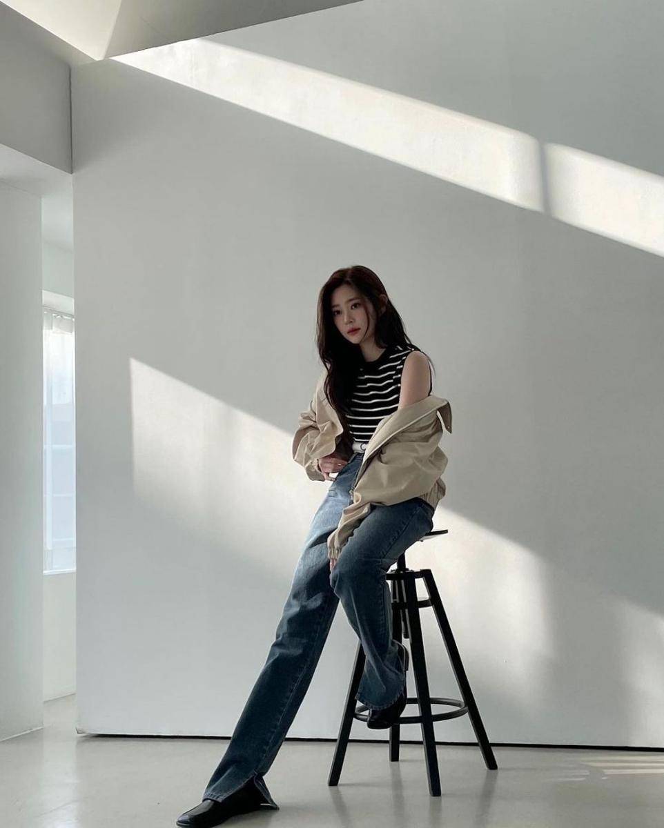 Mix and match denim ala Kim Minju (instagram.com/minn.__.ju)