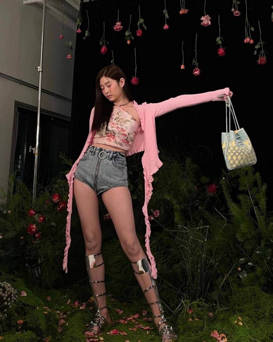 Mix and match denim ala Kim Minju (instagram.com/minn.__.ju)