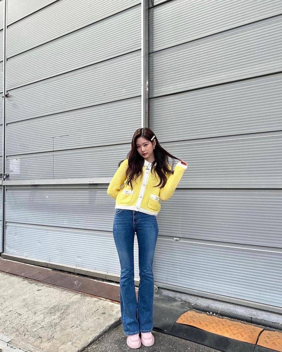 Mix and match denim ala Kim Minju (instagram.com/minn.__.ju)