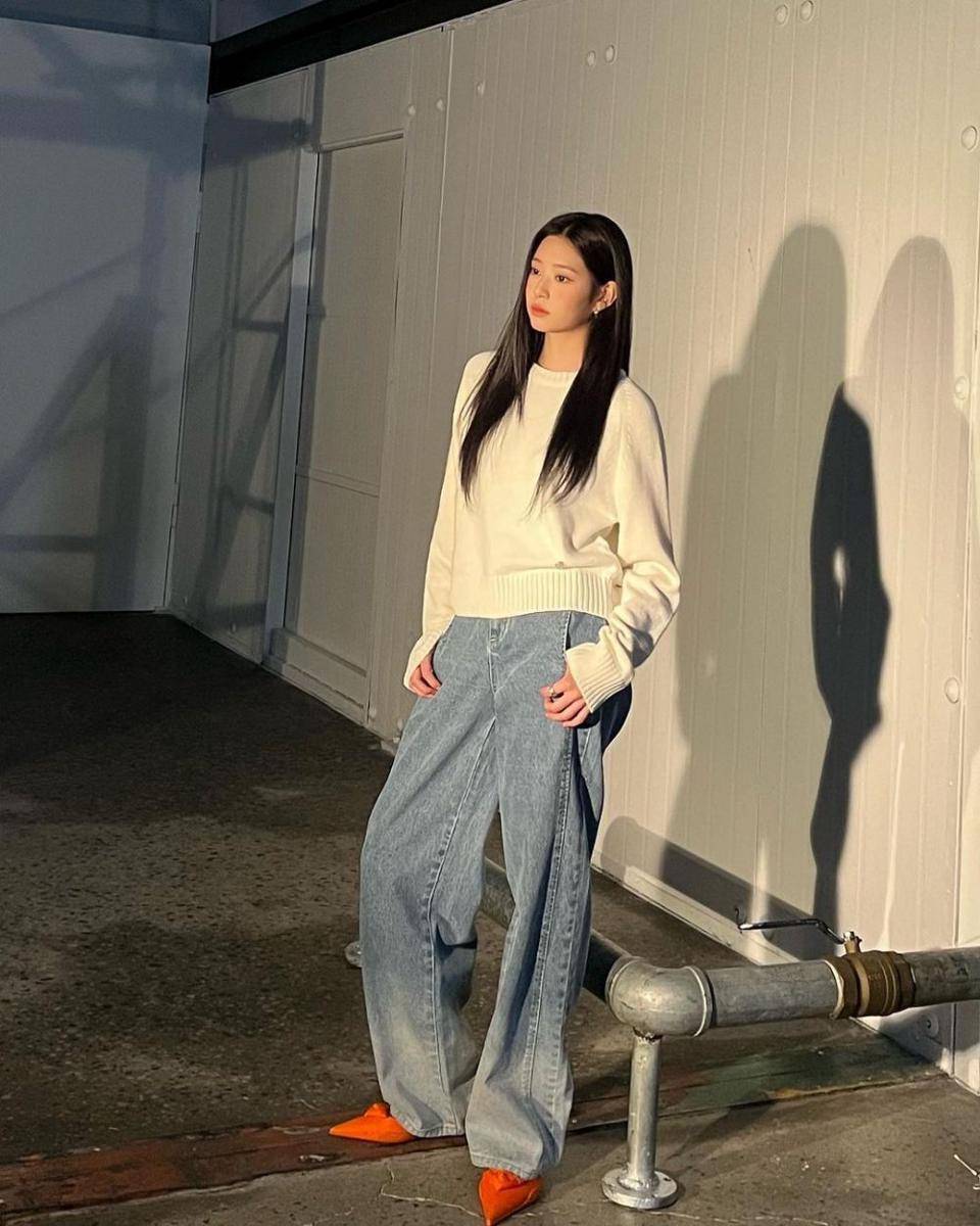 Mix and match denim ala Kim Minju (instagram.com/minn.__.ju)