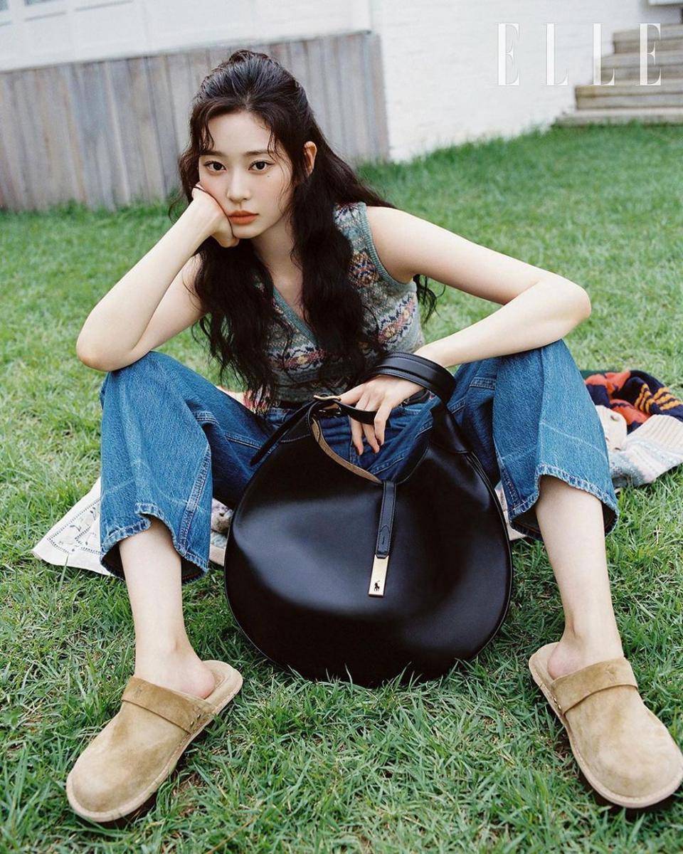 Mix and match denim ala Kim Minju (instagram.com/minn.__.ju)
