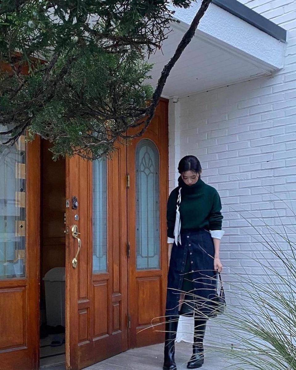 Mix and match denim ala Kim Minju (instagram.com/minn.__.ju)