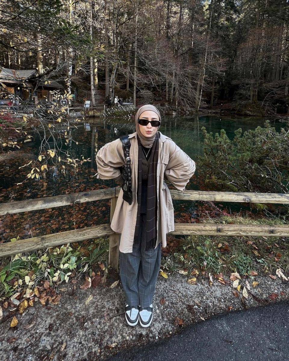OOTD liburan ke luar negeri ala Helmi Nursifah (instagram.com/helminursifah)