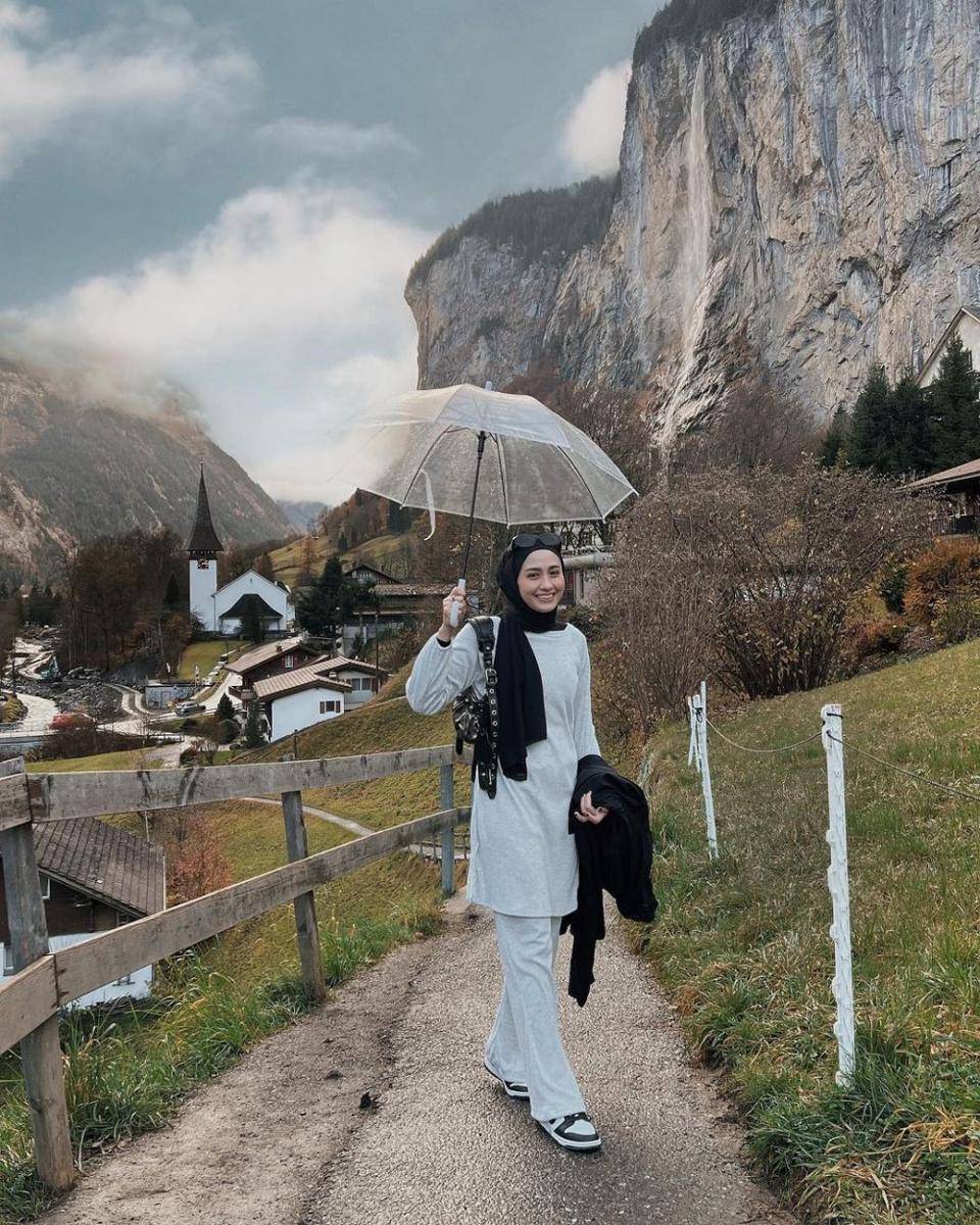 OOTD liburan ke luar negeri ala Helmi Nursifah (instagram.com/helminursifah)