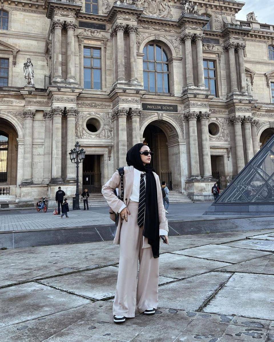 OOTD liburan ke luar negeri ala Helmi Nursifah (instagram.com/helminursifah)