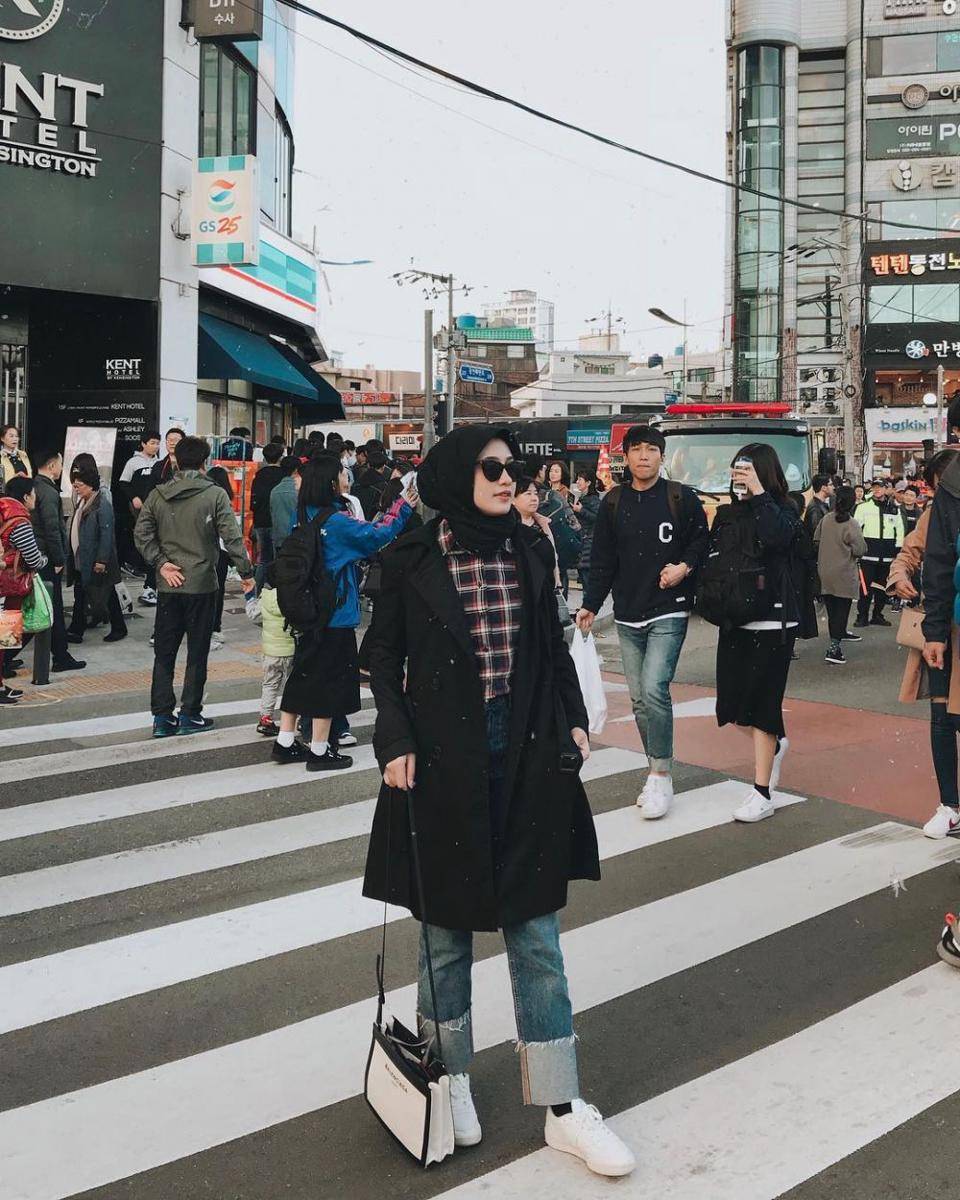 OOTD liburan ke luar negeri ala Helmi Nursifah (instagram.com/helminursifah)