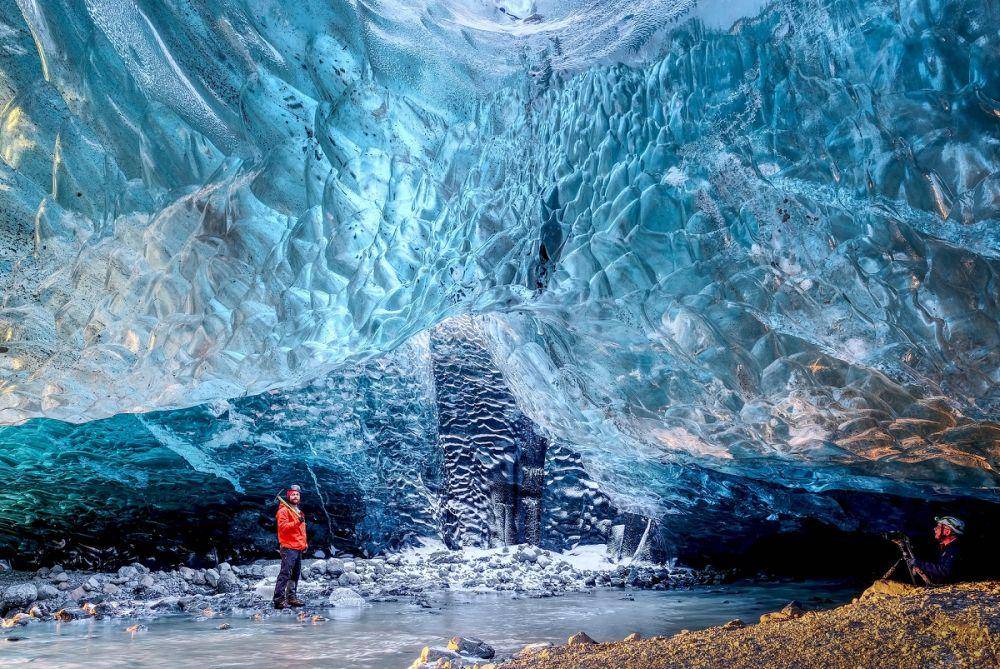 ilustrasi gua es Vatnajökull (flickr.com/Richard Rydge)