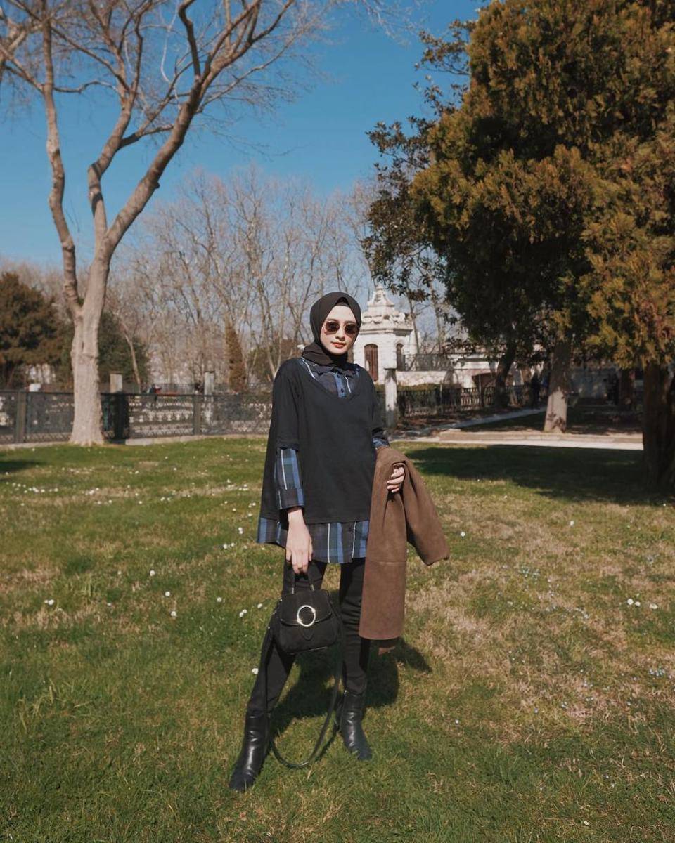 OOTD liburan ke luar negeri ala Helmi Nursifah (instagram.com/helminursifah)