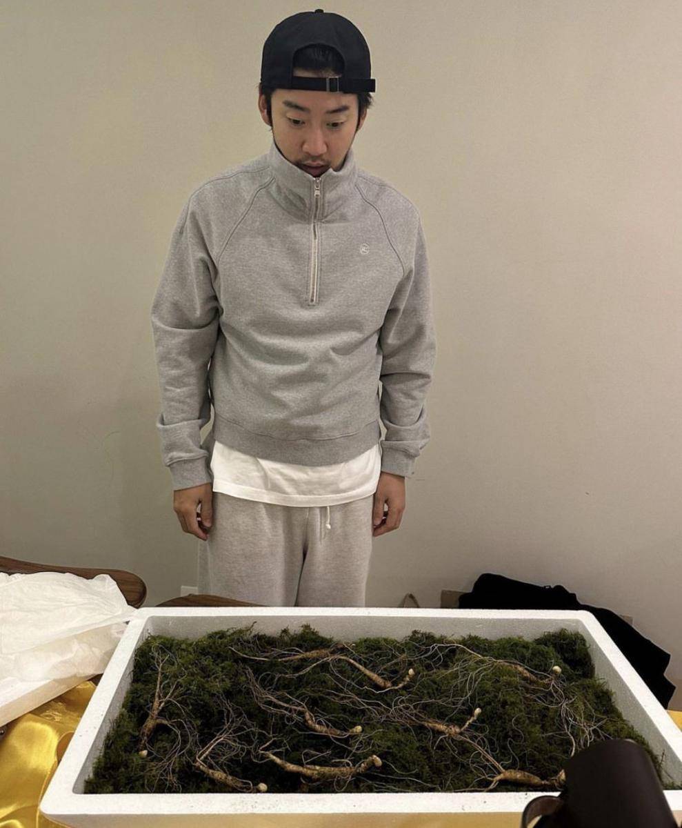 IU beri hadiah untuk G.O.D (instagram.com/yoonkyesang.official)