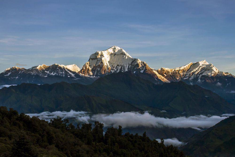 komposisi penyusun bebatuan di puncak Dhaulagiri terbentuk di dasar laut pada masa lalu (commons.wikimedia.org/Madhabdhk)
