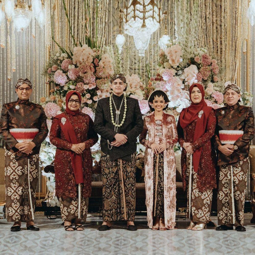 Busana Ibu di Pernikahan Anaknya (instagram.com/fery.farhati)