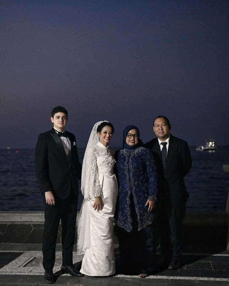 Busana Ibu di Pernikahan Anaknya (instagram.com/fery.farhati)