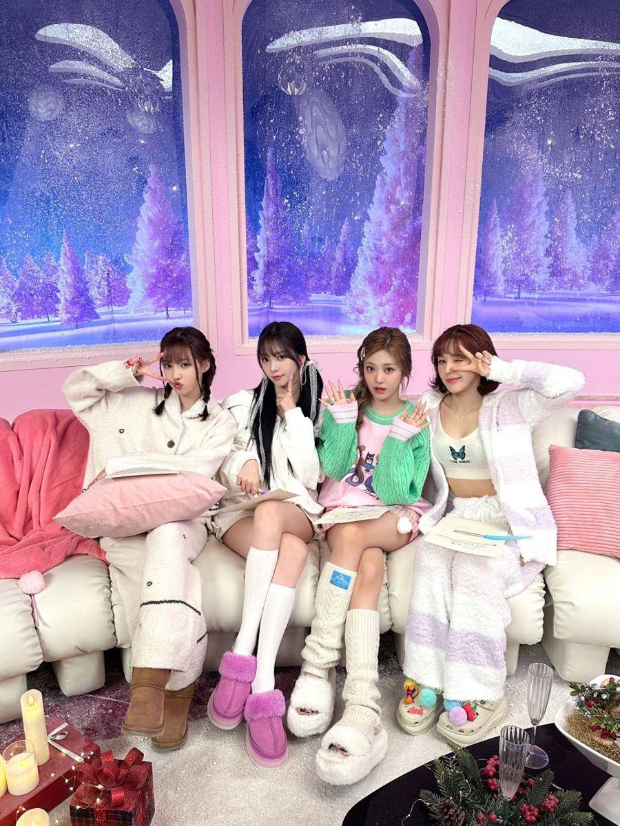 Winter, Karina, dan Ningning aespa bersama Wendy Red Velvet di belakang layar "Beautiful Christmas" (twitter.com/SMTOWNGLOBAL)