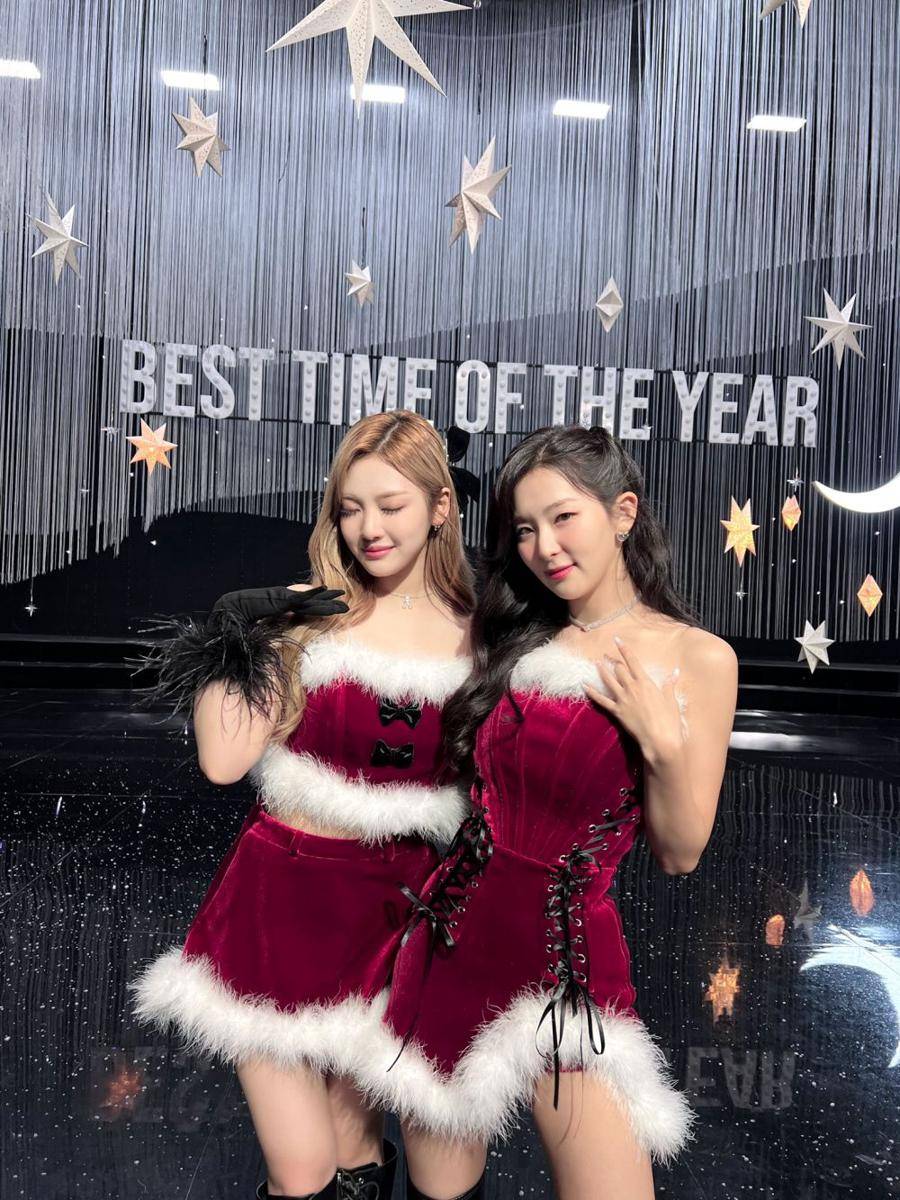Ningning aespa bersama Seulgi Red Velvet di belakang layar "Beautiful Christmas" (twitter.com/SMTOWNGLOBAL)