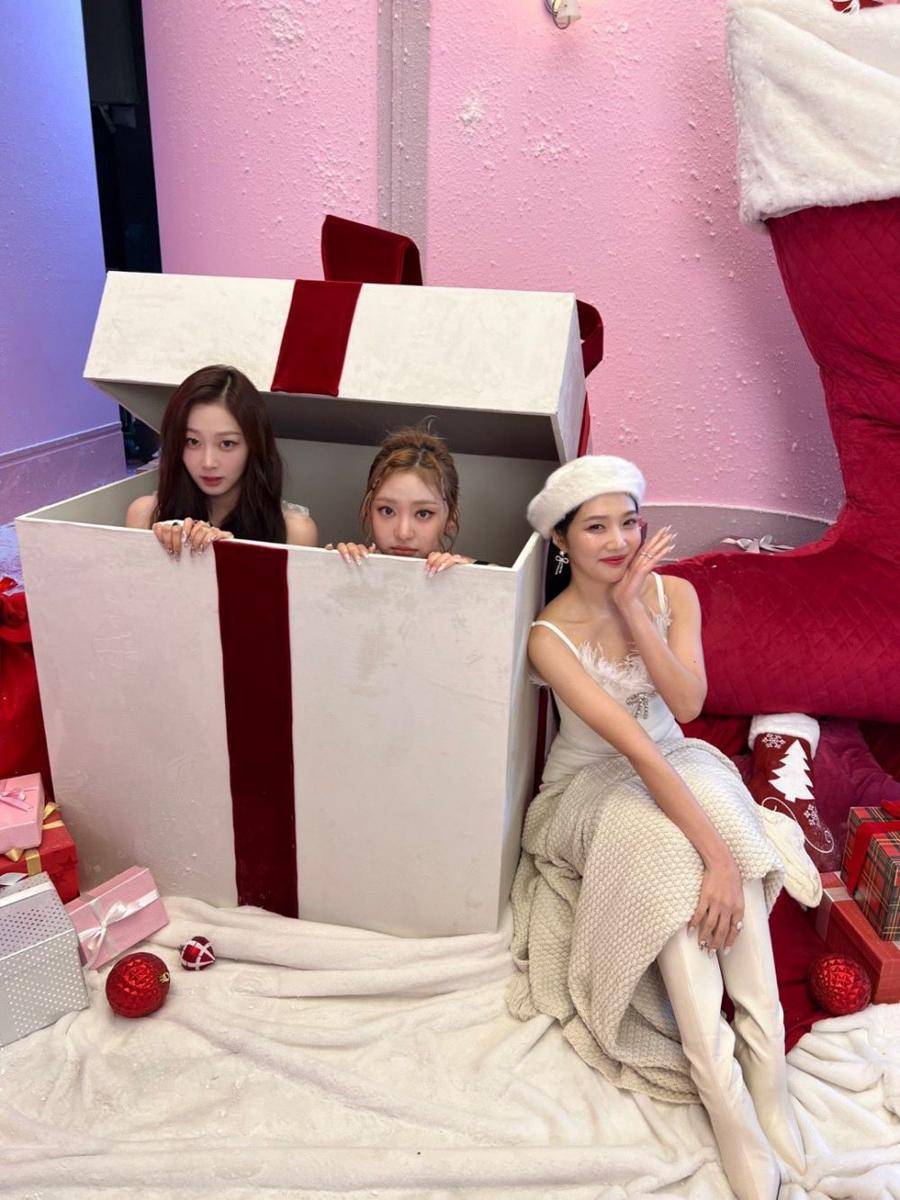 Giselle dan Ningning aespa bersama Joy Red Velvet di belakang layar "Beautiful Christmas" (twitter.com/SMTOWNGLOBAL)