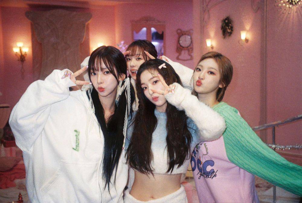 Karina, Winter, dan Ningning aespa bersama Irene Red Velvet di belakang layar "Beautiful Christmas" (twitter.com/SMTOWNGLOBAL)